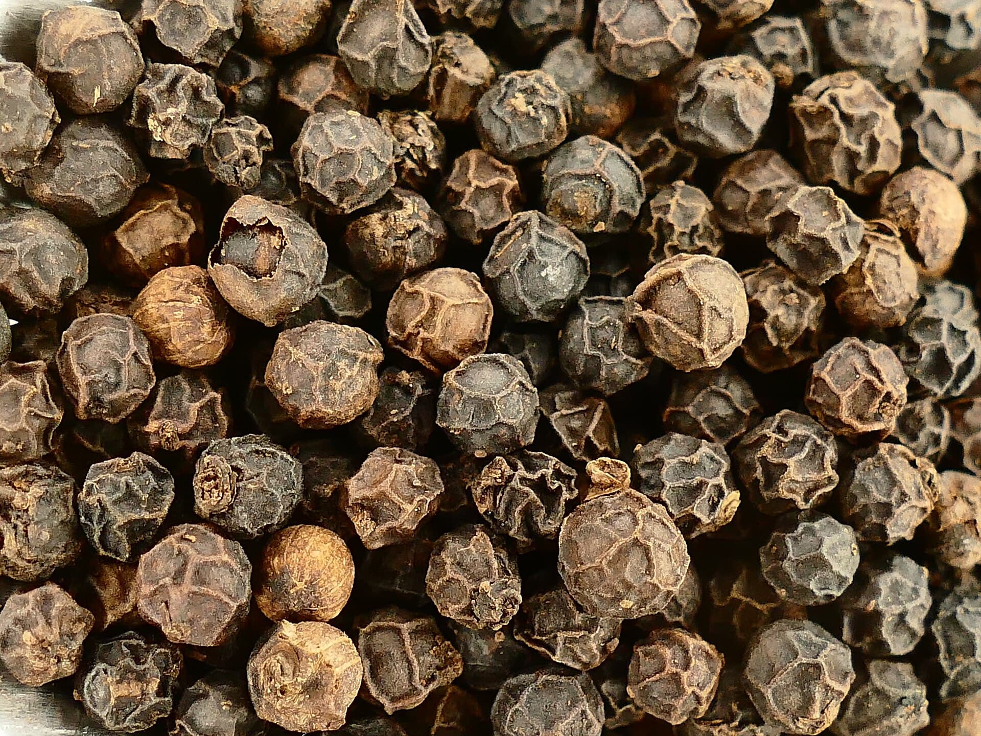 Close-up photo of black peppercorns for the Agree Superfoods daily food use article